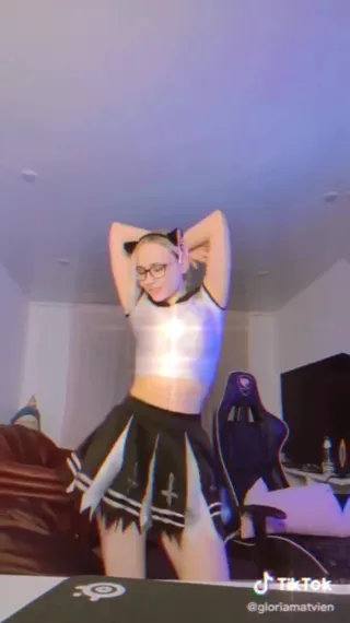 Hai Phut Hon tik tok sluts pt1